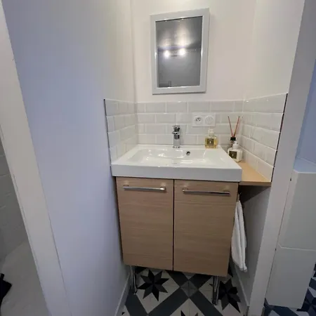 Petit Nid En Bord De *