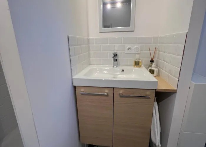 Petit Nid En Bord De *